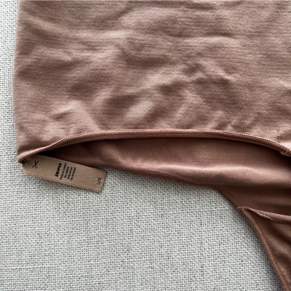 SKIMS Short Sleeve Bodysuit - Picture 3 of 5